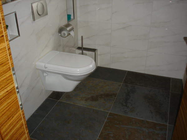 Bild 2-4 Toiletten ansicht Boden Buntschiefer