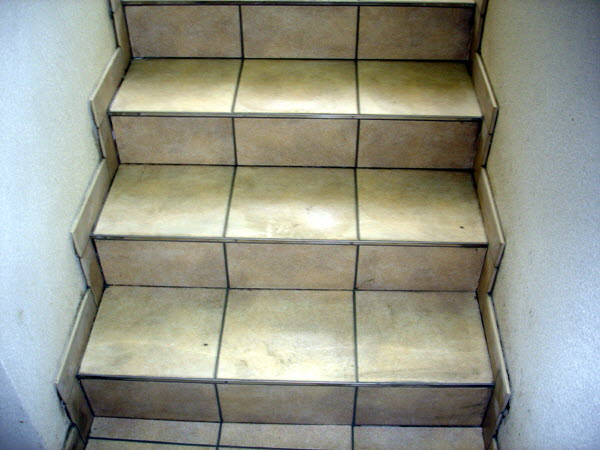 Kellertreppe Draufsicht von Unten mit eingelassener Edelstahlkante